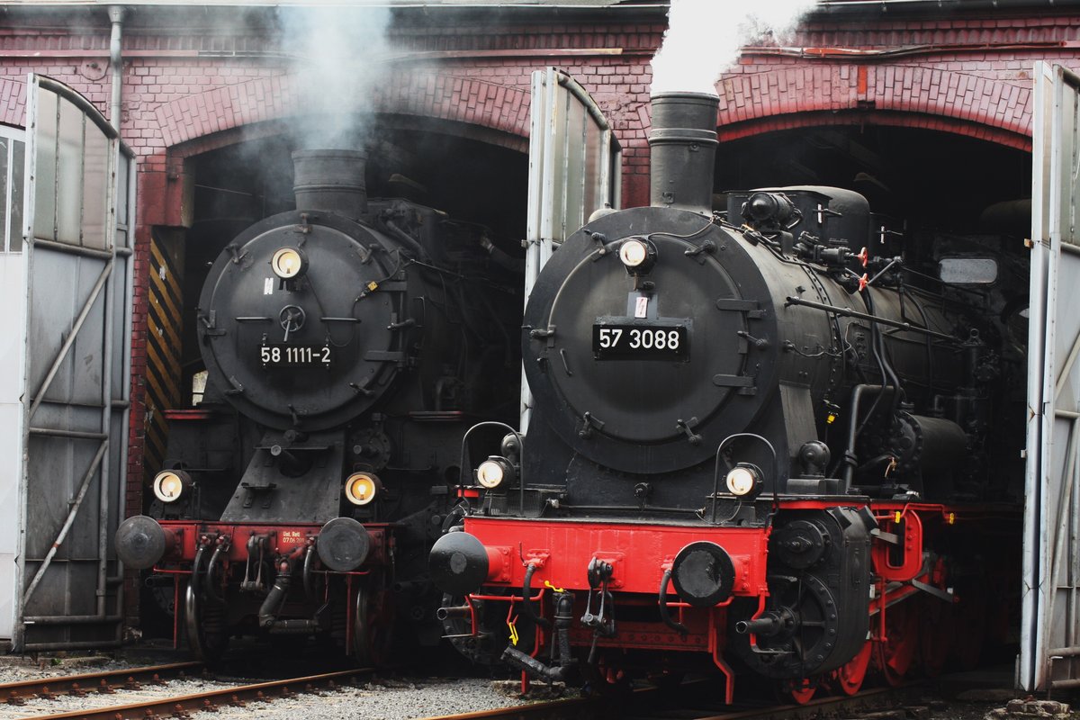 RINGLOKSCHUPPEN SIEGEN(SWEM)MIT GASTLOK 581111-2(EF-TREYSA)
Während  Stammlok  57 3088 am 31.3.2019 im SWEM-SIEGEN zur Saisoneröffnung
nur etwas  Fotodampf  produziert,legt Gastlok 58 1111-2 der EF-TREYSA mit
 Echtdampf  nach,nachdem ihre Vorräte im historischen Ringlokschuppen
nach der Sonderfahrt nachgefüllt wurden....