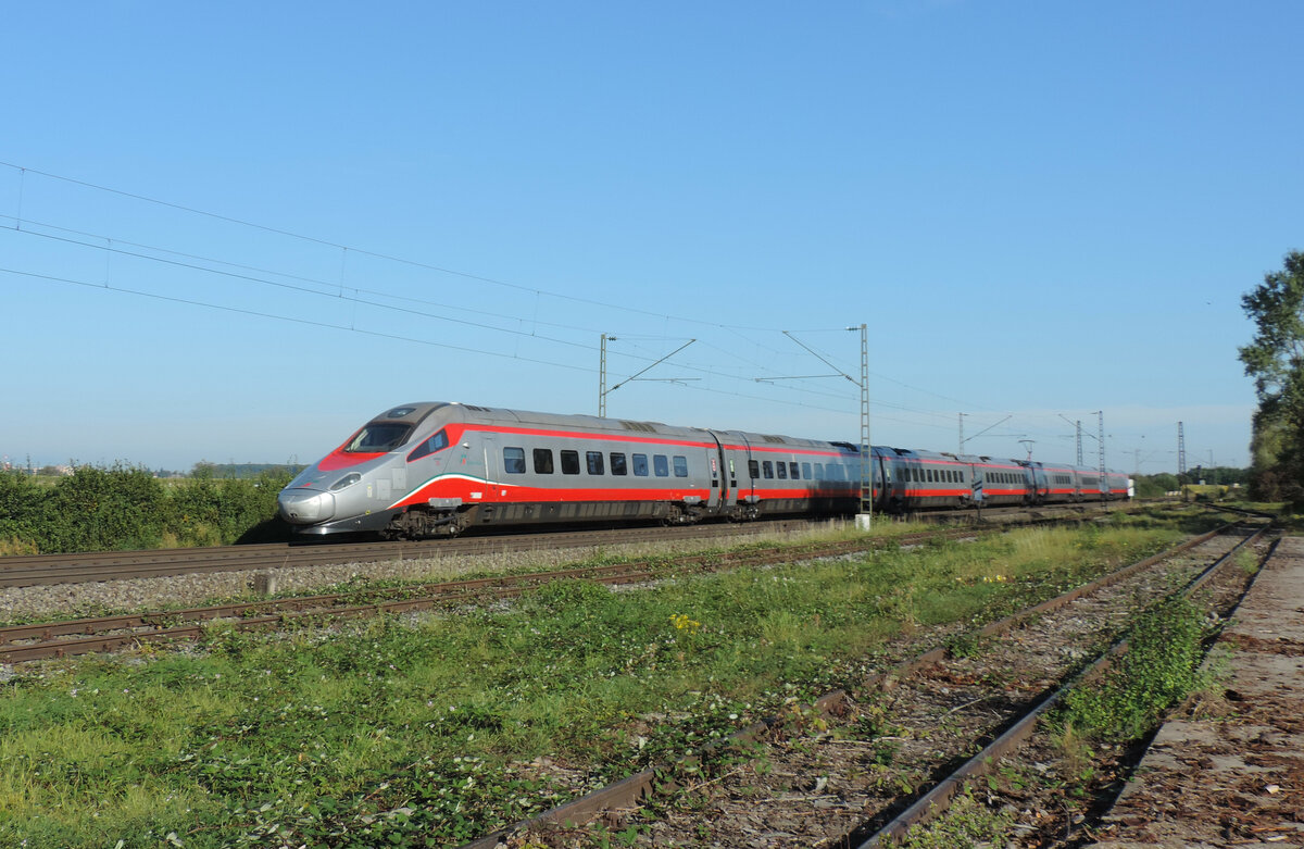 Ringsheim - 25. September 2021 : Trenitalia ETR 610 am EC 151 von Frankfurt/Main nach Milano Centrale. 
HINWEIS : Ich stand nicht im Gleisbereich. An dieser Stelle gibt es ein Holzladeplatz.