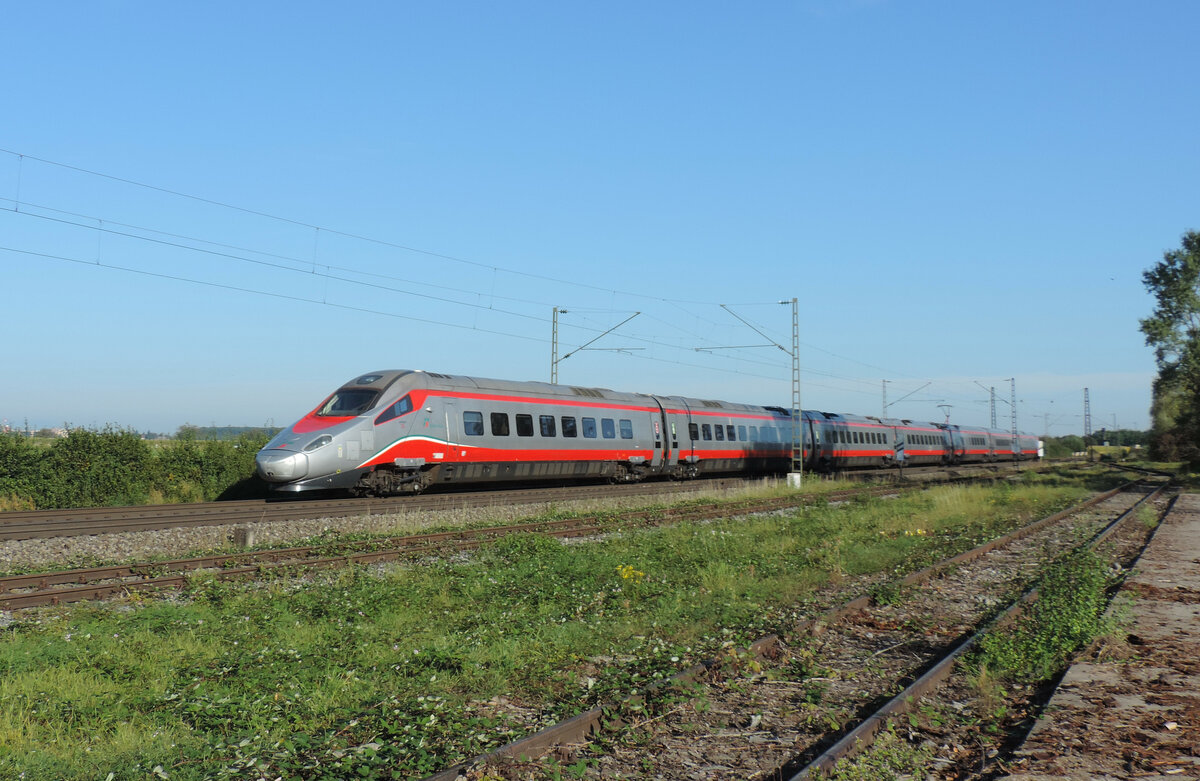 Ringsheim - 25. September 2021 : Trenitalia ETR 610 am EC 151 von Frankfurt/Main nach Milano Centrale. 
HINWEIS : Ich stand nicht im Gleisbereich. An dieser Stelle gibt es ein Holzladeplatz.