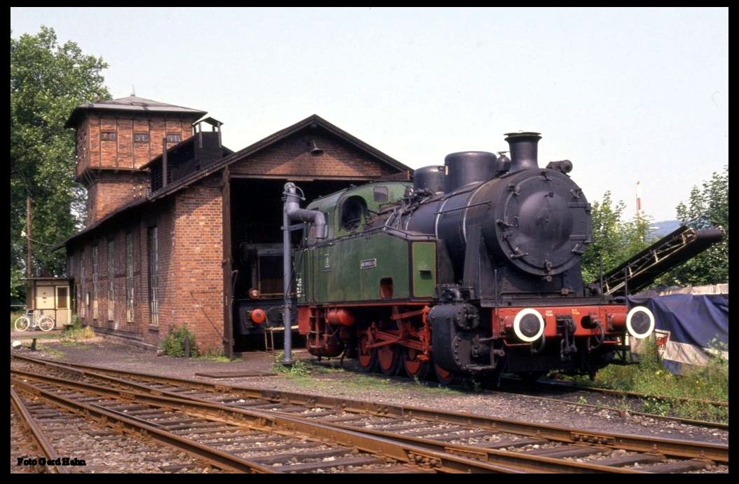 Rinteln am 5.7.1989: Dampflok Graf Bismarck XVI steht fotogen vor dem schönen
Lokschuppen mit Wasserturm dahinter. Heute ist alles Vergangenheit, da die Lok inzwischen in Frankreich bei einem Museumsverein unterwegs ist und die DEW nach Stadthagen umgezogen ist.