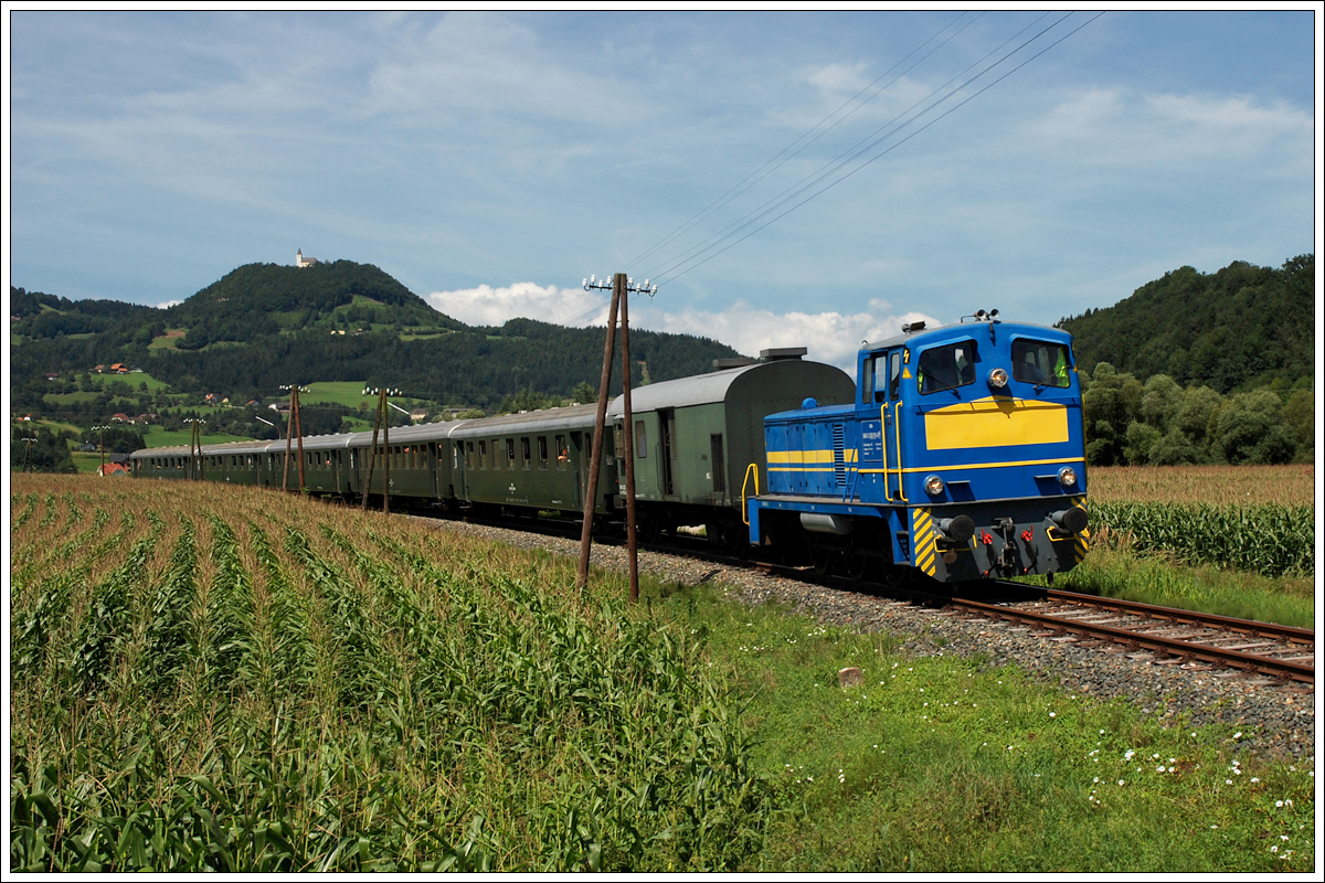 R.I.P.: Vor wenigen Tagen wurden die Geleise der Bahnstrecke St. Paul im Lavanttal - Lavamünd endgültig und unwiederbringlich abgerissen. Dieses letzte Überbleibsel der einstmals in der Monarchie so bedeutenden Strecke, die weiter über Unterdrauburg nach Marburg führte, erlebte vor ca. 15 Jahren noch eine kurze Renaissance. Eine Gruppe privater Investoren wollte gemeinsam mit der Gemeinde Lavamünd und den  Nostalgiebahnen in Kärnten  die Strecke für den Güterverkehr und den Nostalgieverkehr beleben. Kaum war das Projekt jedoch gestartet, sprang einer der Güterverkehrskunden wieder ab bzw. schloss seinen Betrieb mangels Nachfolge für immer. Auch der Nostalgieverkehr lief in der tourismusschwachen Gegend eher mäßig, was das endgültige aus für die Bahn bedeutete. Die Firma Lavamünder Bahn Betriebsges.m.b.H. existiert zwar noch immer und ist mittlerweile eine 100 %ige Tochter der Graz-Köflacher Bahn und Busbetrieb GmbH, sie ist aber seit 2012 ruhend gestellt.

Die Aufnahme zeigt 383.10 der NBiK (Nostalgiebahnen in Kärnten) mit dem Sonderzug SR 19815 aus Leoben am 10.8.2008 rund drei Kilometer nach dem Bahnhof St. Paul.