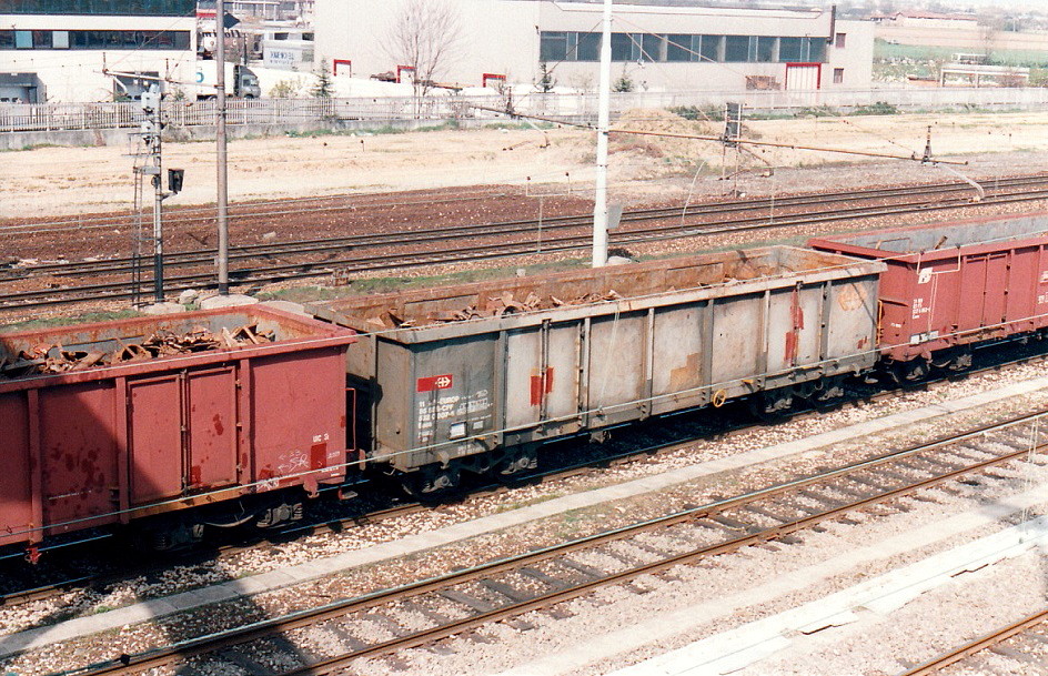 RIV-EUROP Güterwagen Eaos der SBB mit altem und neuem Logo in Mailand, März 1995 - Nr 532 0 807
