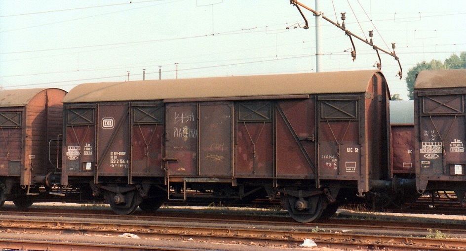 RIV-EUROP Güterwagen Gs der DB in Mailand, Okt. 1984 - Nr 123 2 154 mit Sprengwerk und Handbremsbühne