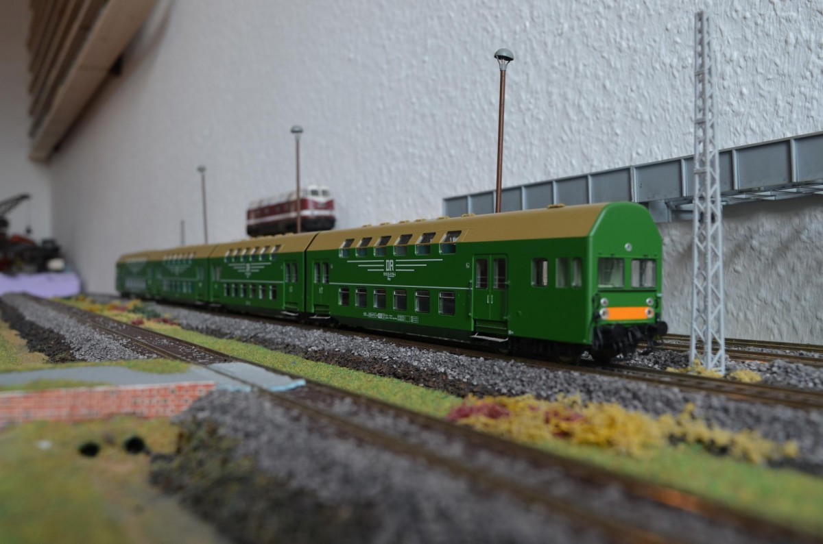 Rivarossi HR4214 Vierteiliger Doppelstock Gliederzug DBvqe mit Steuerabteil und gerader Fronten DR Ep: IV Beheimatung: Leipzig 6/2015