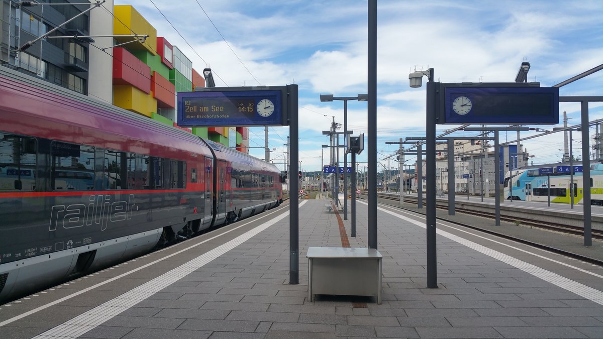 RJ 1264 Wien HBF. - Zell am See steht hier am 19.7.2017 zur Abfahrt in Richtung Bischofshofen bereit.