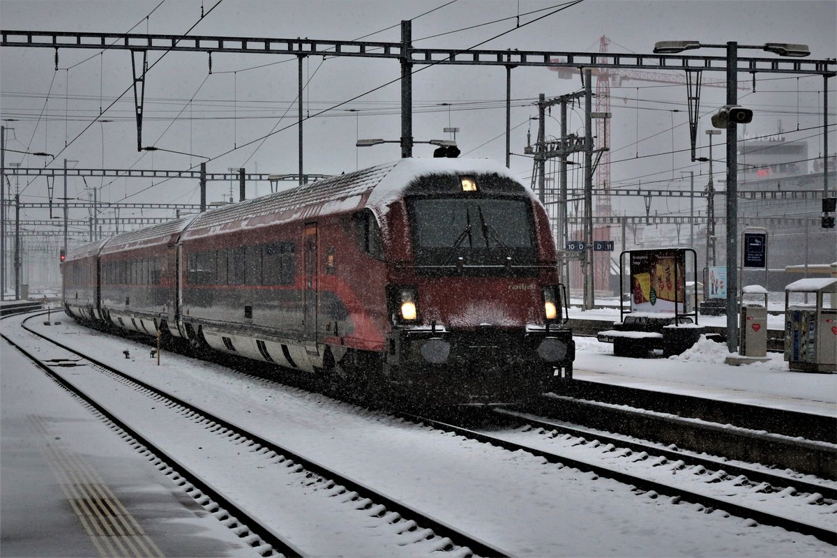 RJ 165 von Zürich HB nach Budapest-Keleti, kommt auf Gleis 12 vom Abstellgleis im HB Zürich an. Am Zugschluss des Dienstzuges, bald auch die Spitze des RJ 165, die ÖBB 1116 xxx-5. Sonntag, 10. Dezember 2017