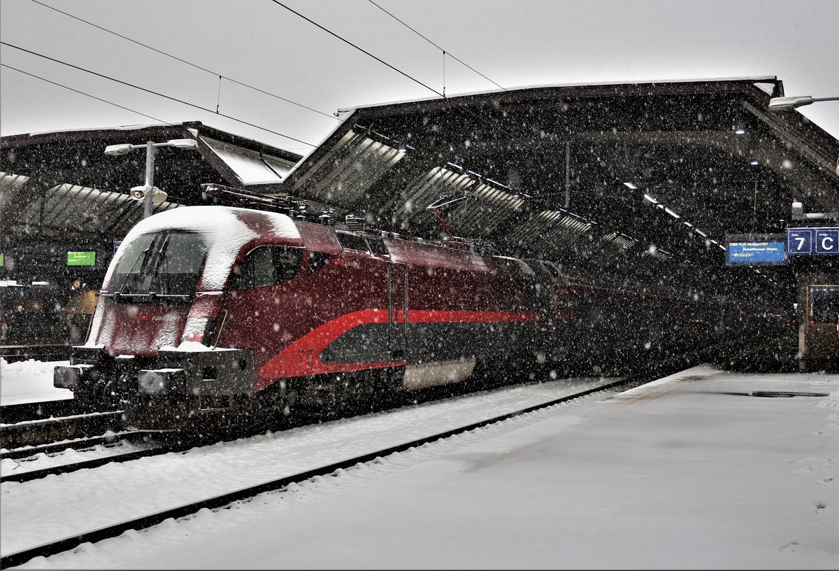RJ 165 von Zürich HB nach Budapest-Keleti, kommt auf Gleis 12 vom Abstellgleis im HB Zürich an. Am Zugschluss des Dienstzuges, bald auch die Spitze des RJ 165, die ÖBB 1116 xxx-5. Sonntag, 10. Dezember 2017
