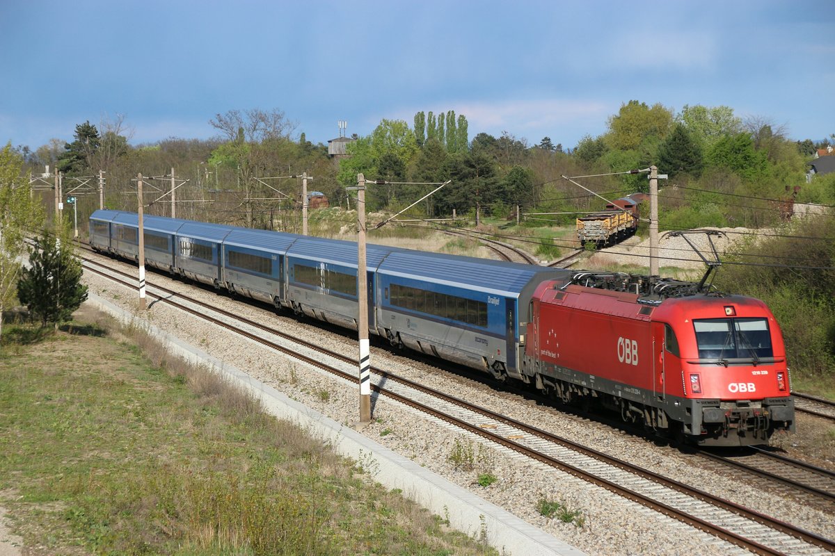 RJ 370 von Graz Hbf nach Praha hl.n. am 24.04.2017 mit 1216.239 in Straßhof/Nordbahn 