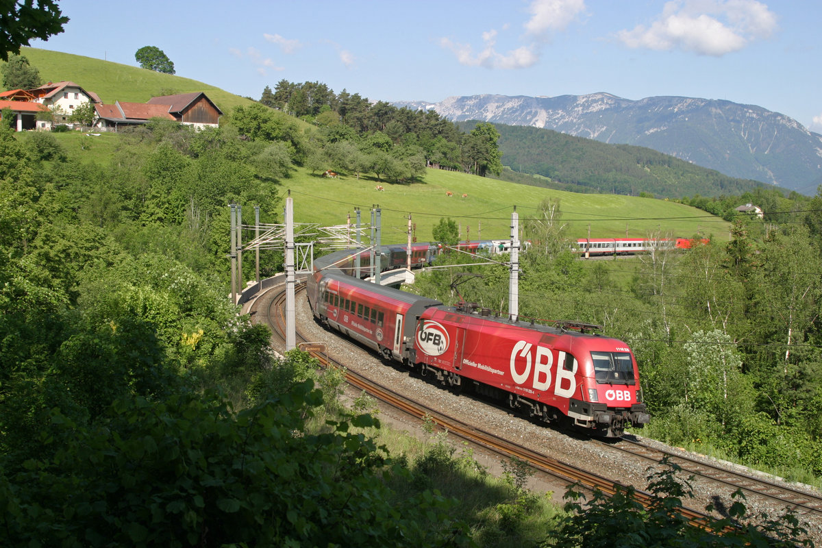 RJ-533 fährt mit ÖFB-1116.225 und 1116.274 als Nachschiebe am 26.5.16 über den Abfaltersbachgraben-Viadukt.