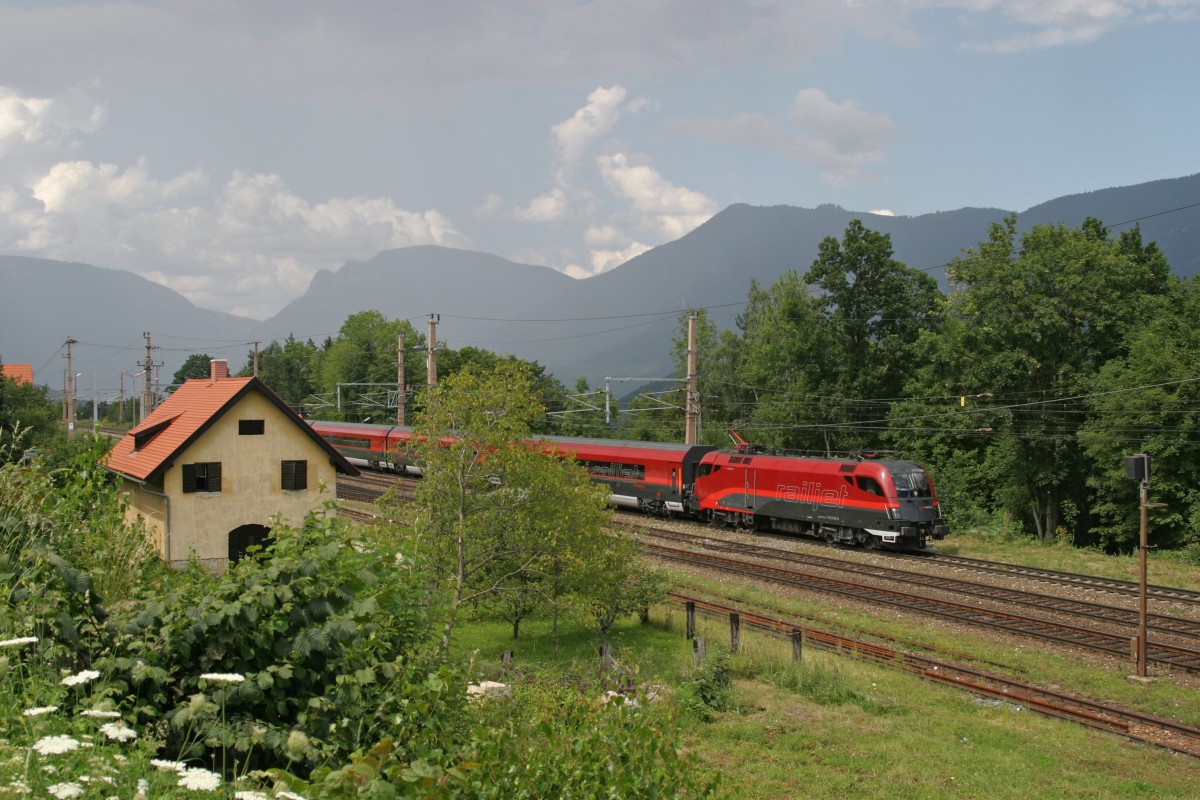 RJ-535 mit 1116.246 durchfährt kurz vor Regenbeginn den Bhf.Eichberg am 9.8.14