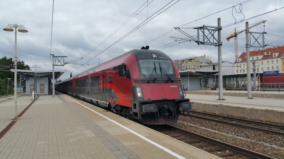 RJ 545 von Salzburg HBF. nach Neusiedl am See steht hier im Bahnhof Wien Meidling zur Weiterfahrt ins Burgenland bereit. Aufgenommen am 13.8.2017