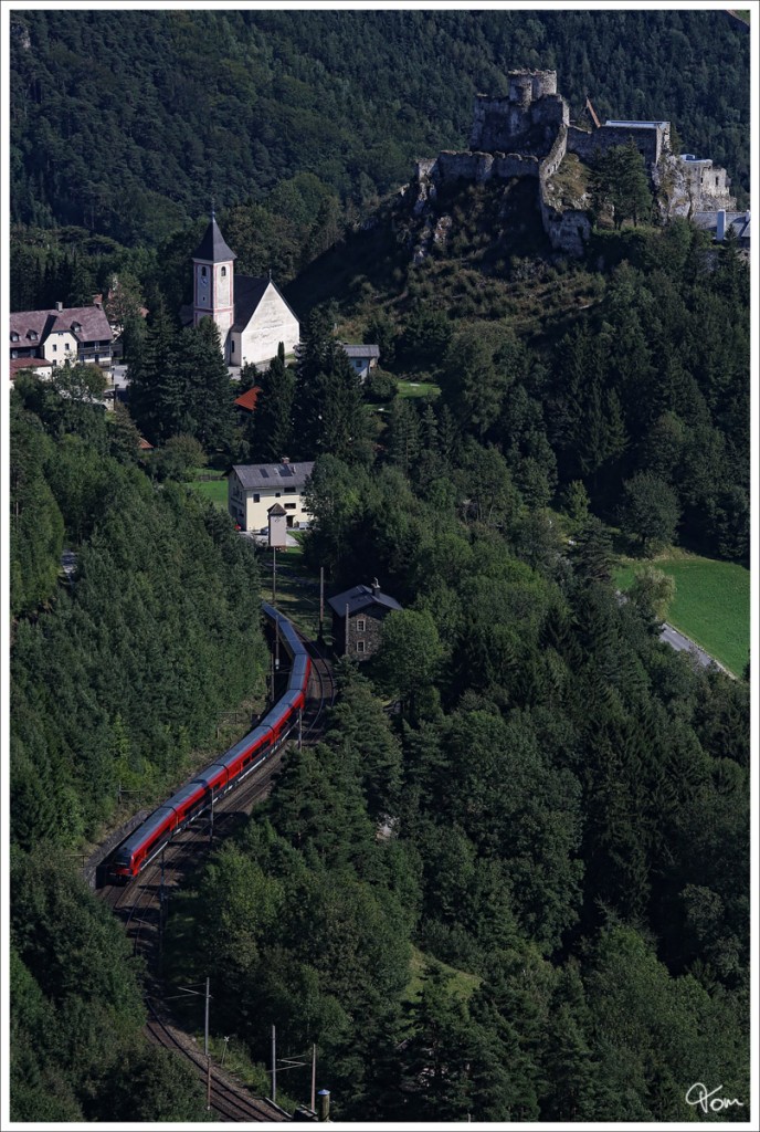 RJ 656 (Graz - Wien Meidling) schlngelt sich durch die engen Bgen, nahe Klamm - Schottwien. 
16.8.2013