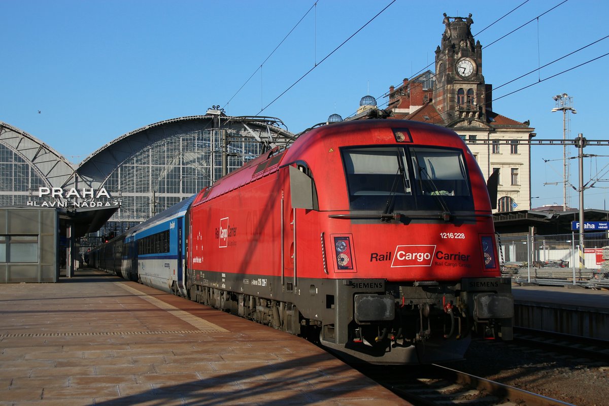 Rj 71 von Praha hl.n. nach Graz Hbf mit 1216.228 am 27.05.2017 in Praha hl.n.