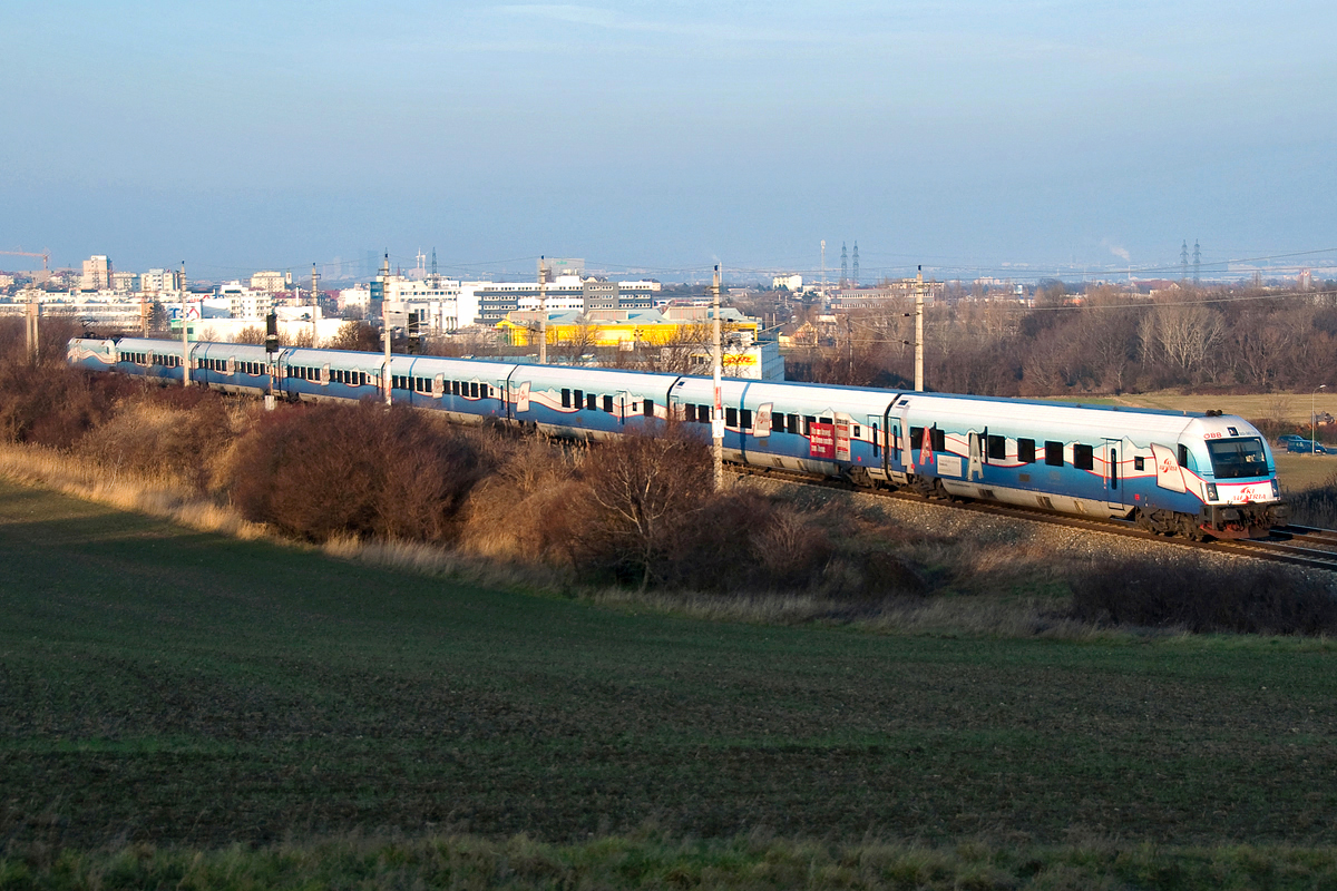RJ-Garnitur 51  Ski Austria  mit railjet 657 (Wien Meidling - Graz Hbf.) konnte bei Guntramsdorf-Thallern gerade noch mit etwas Jännersonne fotografiert werden. Die Aufnahme entstand am 01.01.2014.