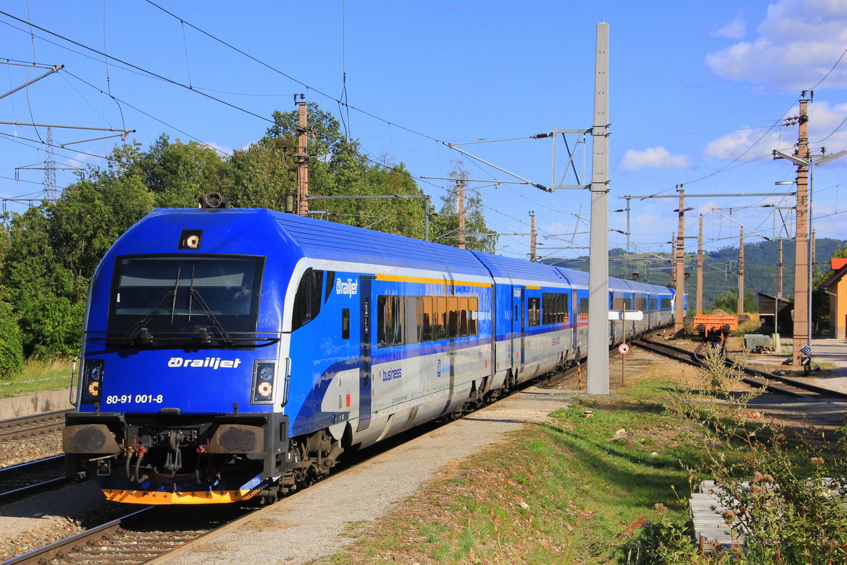 RJ Graz-Praha mit vorausfahrendem Steuerwagen am 06.09.2015 bei der Durchfahrt im Bahnhof Eichberg an der Semmeringbahn. 