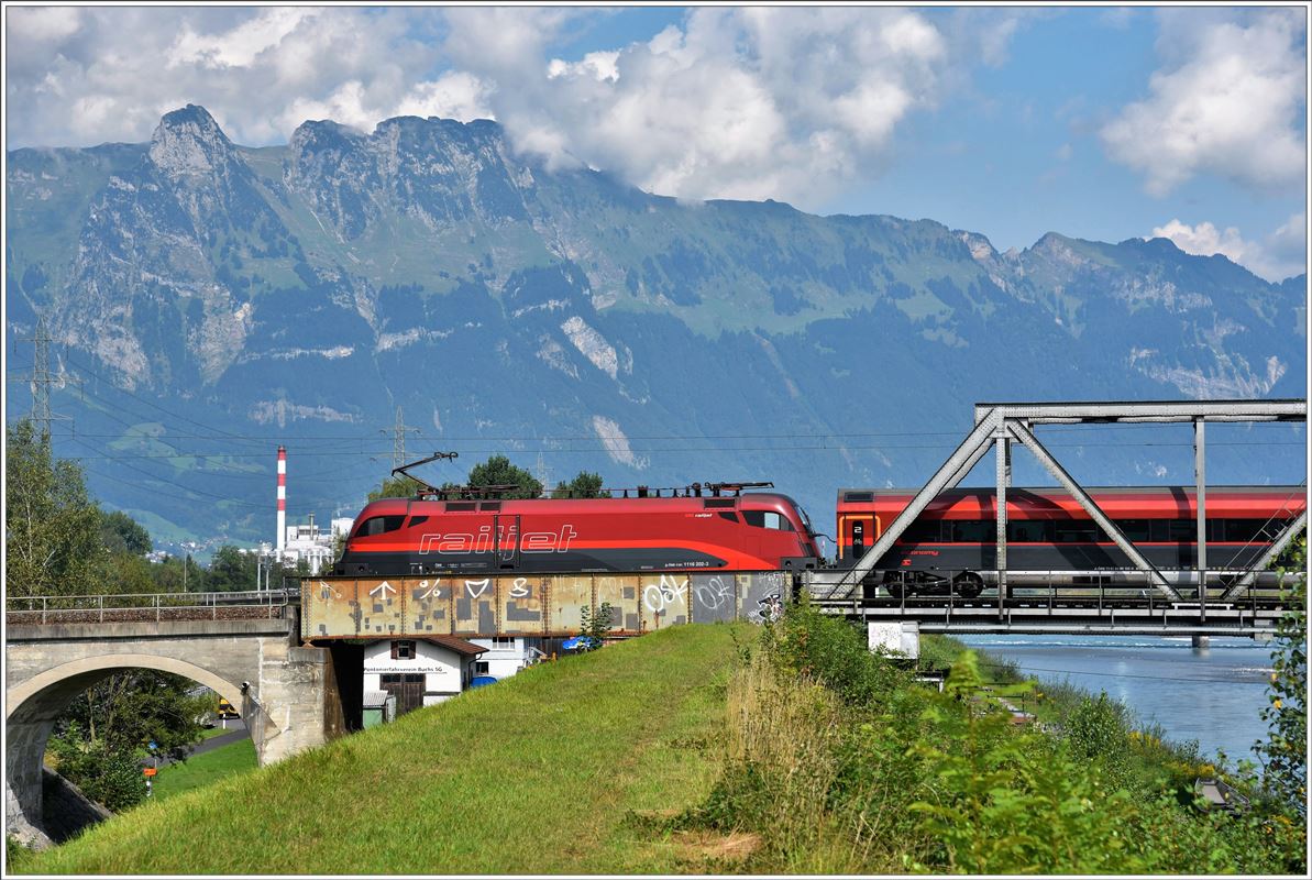 RJ165 mit 1116 202-3 auf der Rheinbrücke zwischen der Schweiz und dem Fürstentum Lichtenstein.(02.09.2016)