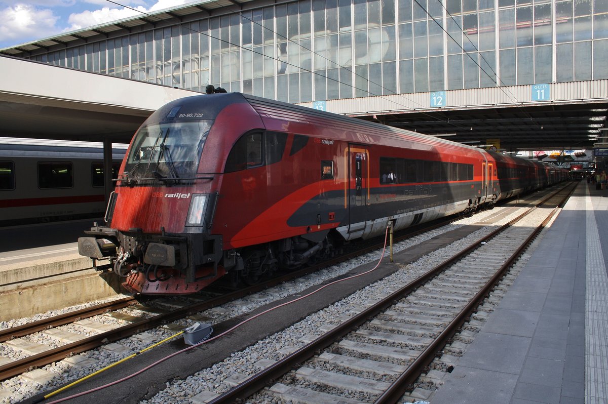 RJ261 nach Wien Hauptbahnhof steht am 15.8.2017 im Münchener Hauptbahnhof.