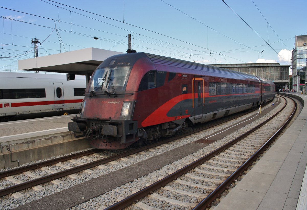 RJ261 nach Wien Hauptbahnhof verlässt am 13.8.2017 den Münchener Hauptbahnhof. Schublok war 1116 203-1.