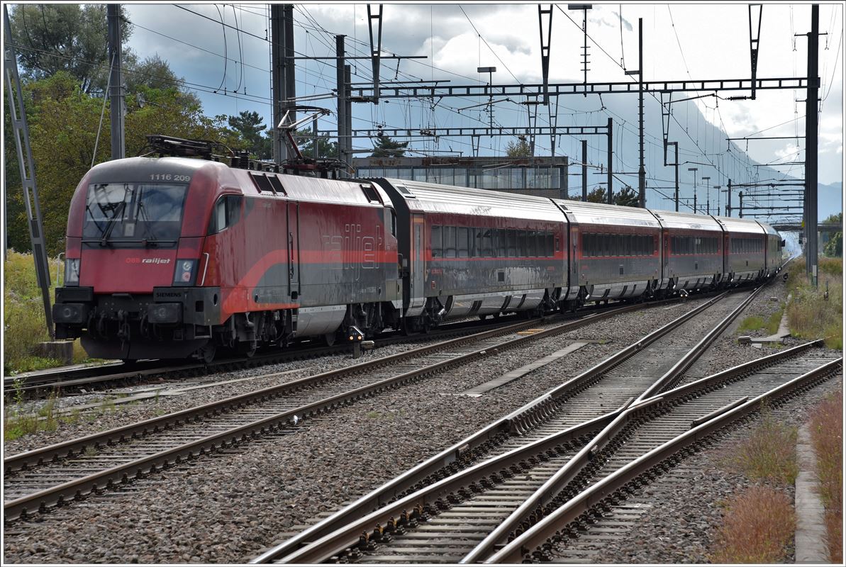 RJ362 mit 1116 209 nach Zürich HB verlässt Buchs SG. (03.10.2016)