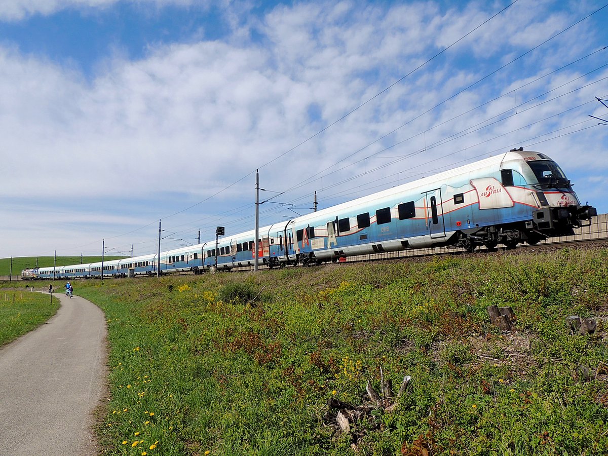 RJ863  ski-austria  braust bei Seekirchen in Richtung Wien; 170501