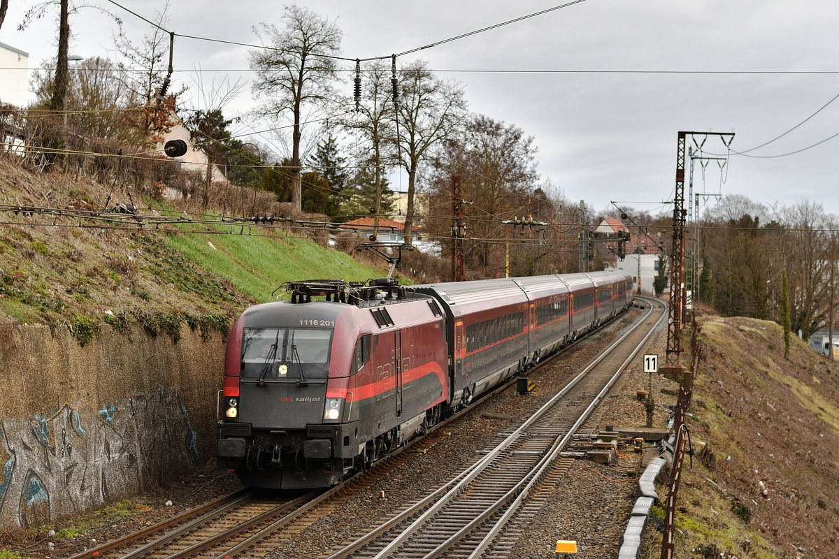 RJX 63 nach Budapest-Keleti wurde am 9. März 2019 von 1116 201 bespannt. Gleich unterquert sie den Syrlinsteg in Ulm.