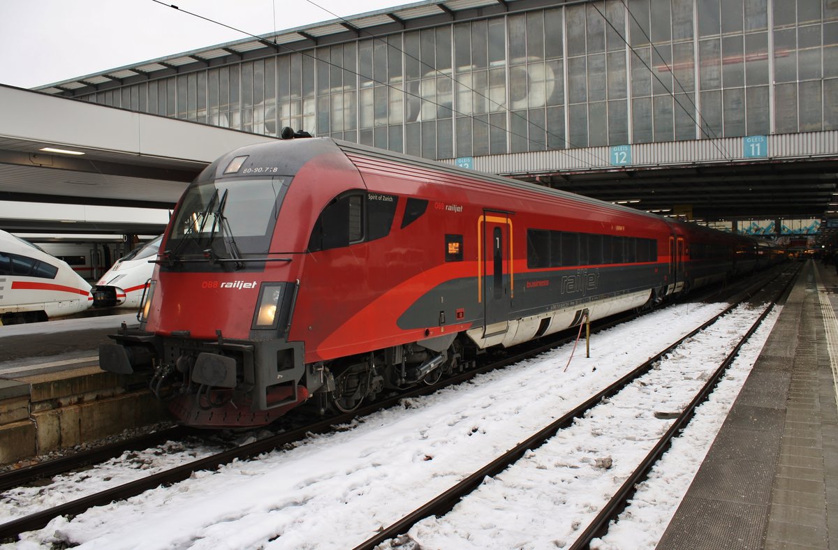 RJX65 von München Hauptbahnhof nach Budapest-Keleti wartet am 7.1.2019 im Startbahnhof auf Abfahrt. Schublok war 1116 229-6.