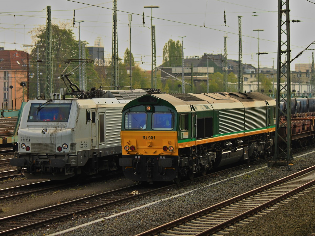 RL001 (266 031-4) kommt am 12.04.2014 mit einem leerem Coilzug aus Belgien nach Aachen West und übernimmt den vollen Coilzug von E37 528 auf dem Nachbargleis um diesen wieder nach Belgien zu schleppen.