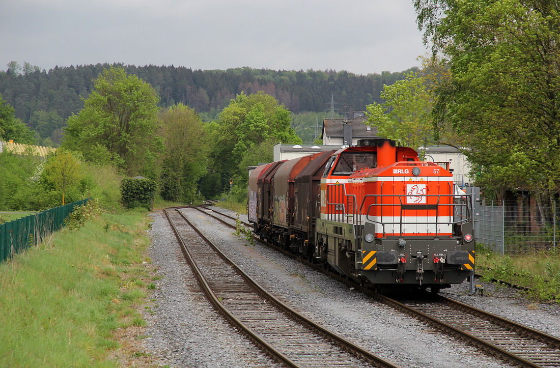 RLG 57 mit einer geschobenen Übergabe vom Anschließer Stahlform Schulte zum Güterbahnhof Neheim-Hüsten. // Arnsberg // 29. April 2020