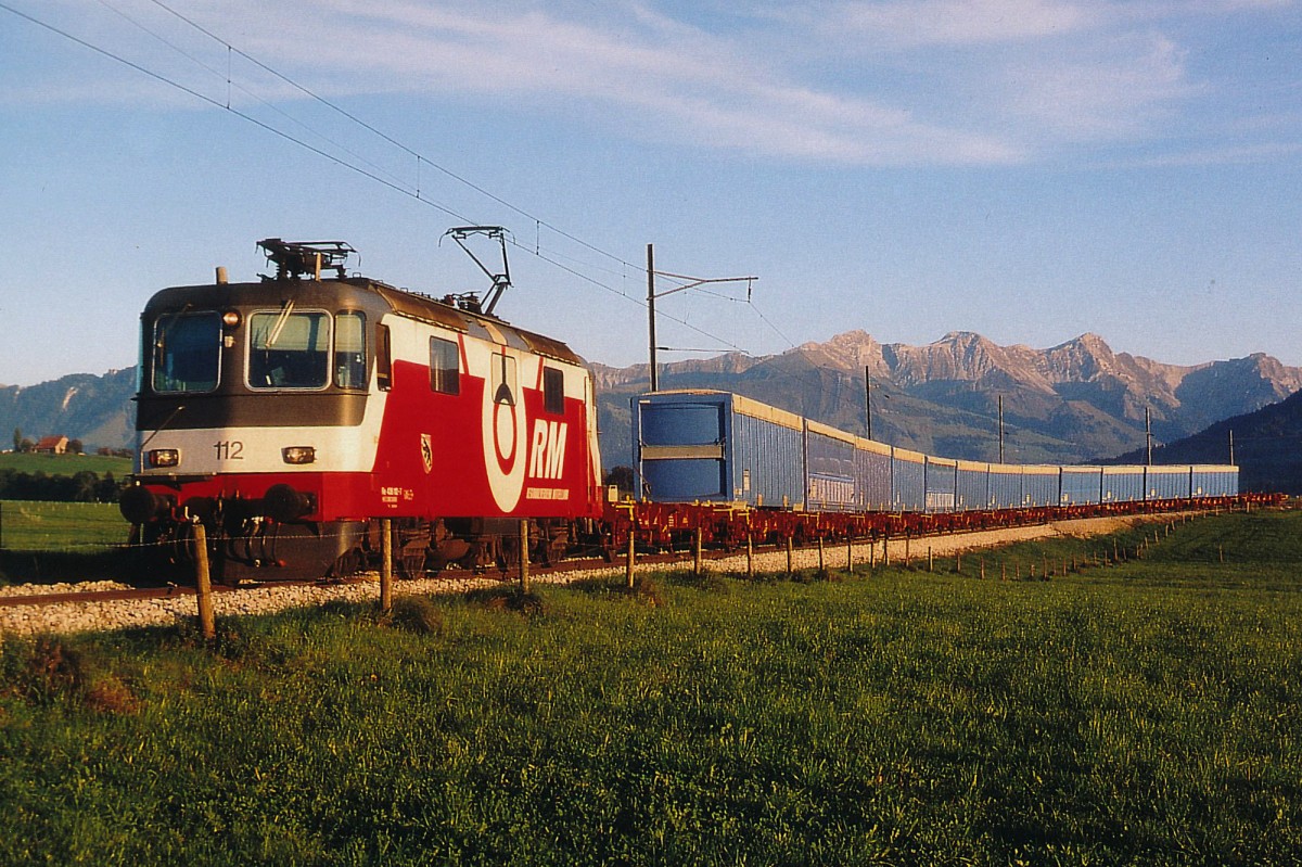 RM: Blockgüterzug mit der RM 436 112  BERN  (ex EBT) auf der TPF bei Sâles im April 2004. Heute gehört diese Lok zur Corossrail Flotte.
Foto: Walter Ruetsch