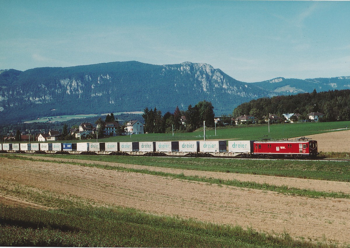 RM: De 4/4 mit  Papershuttle . Am 3. September 2003 wurde der  Papershuttle  ausnahmsweise mit einem De 4/4 Triebwagen geführt, weil die normalerweise in diesem Dienst eingeteilte Re 436 für einen Extrazug eingesetzt wurde. Die nicht alltägliche Aufnahme ist zwischen Solothurn und Biberist entstanden.
Foto: Walter Ruetsch