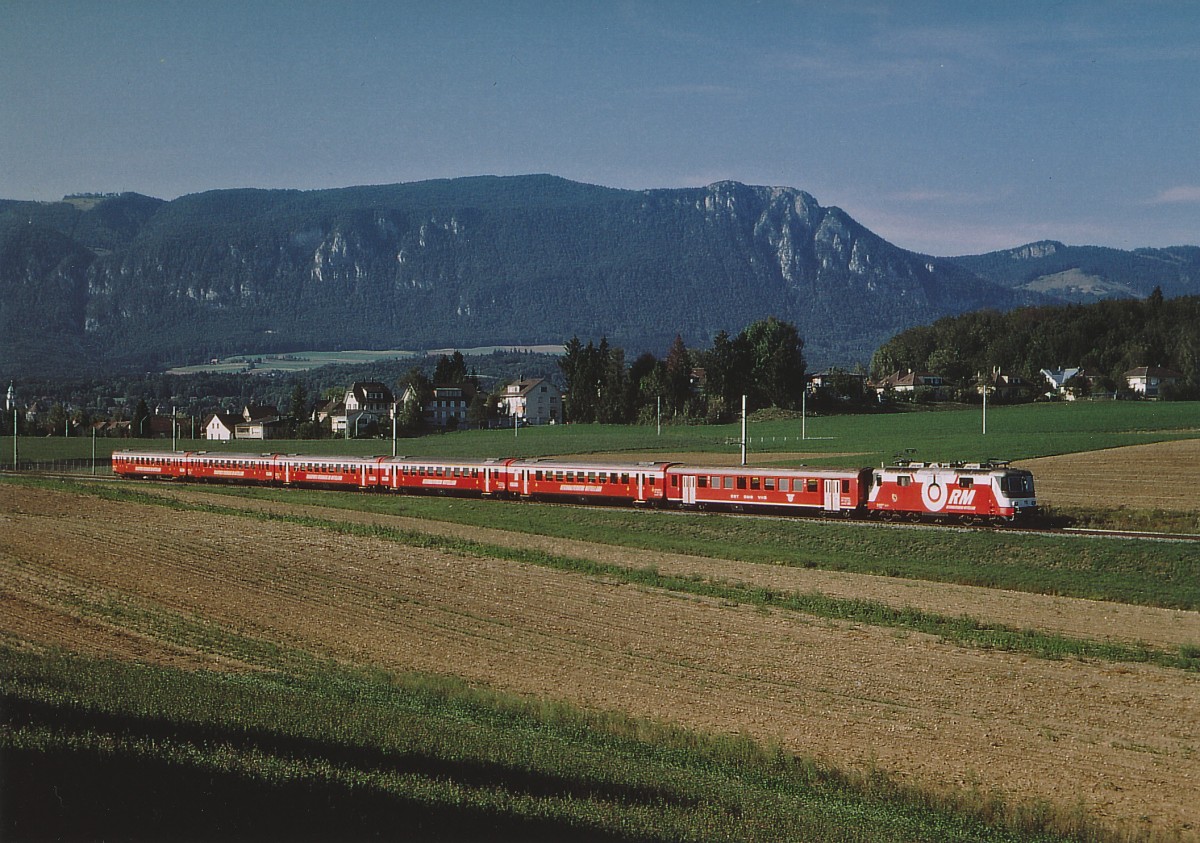 RM: Extrazug bestehend aus einer Re 436 und sechs Zweitklasswagen zwischen Solothurn und Biberist am 3. September 2003. Die Fahrt ging über Brugg  VL-Basel RB nach Liestal und über Läufelfingen nach Solothurn.
Foto: Walter Ruetsch