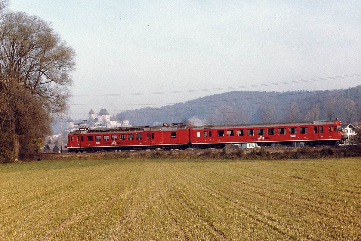 RM/EBT: Abschied von den RBDe 4/4-Pendel die während vielen Jahren das Bild der ehemaligen SMB, EBT, VHB, RM sowie seit der Fusion der BLS prägten. Sie wurden im Jahre 1973 in den Betrieb genommen. EBT 221-226, VHB 261 und SMB 281. Im März 1983 wurde ein RBDe 4/4-Pendel bei Oberburg vor der Kulisse des Schlosses Burgdorf im Bilde festgehalten.
Foto: Walter Ruetsch
  