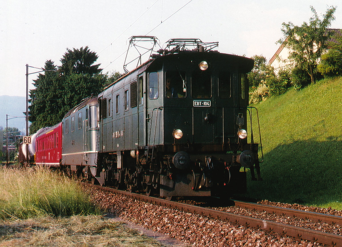 RM/EBT/SMB
Die während dem Tag auf der SMB im Dienst gestandene Be 4/4 kehrte während den Werktagen jeweils am frühen Abend zusammen mit einer Re 4/4 als Güterzug mit Personenbeförderung von Solothurn nach Burgdorf zurück. Entstanden ist diese Aufnahme mit der EBT Be 4/4 104 als Vorspann bei Solothurn.
Foto: Walter Ruetsch
 
