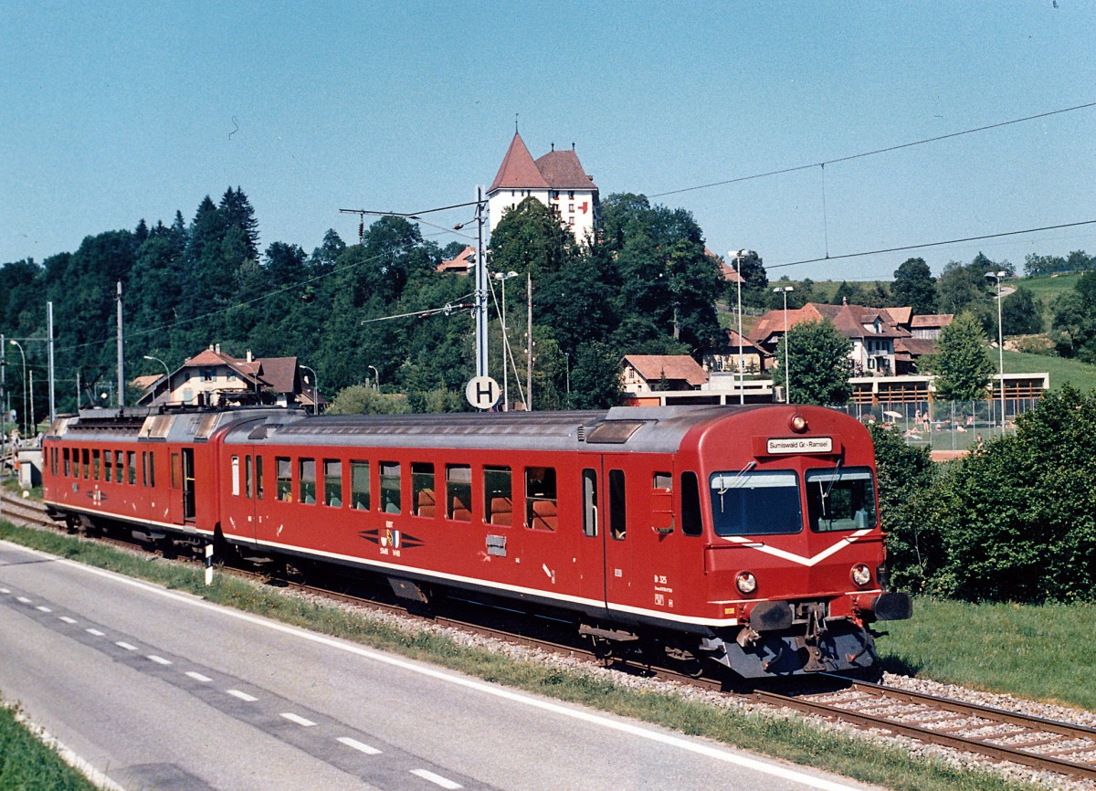 RM/VHB: Abschied von den RBDe 4/4-Pendel die während vielen Jahren das Bild der ehemaligen SMB, EBT, VHB, RM sowie seit der Fusion der BLS prägten. Sie wurden im Jahre 1973 in den Betrieb genommen. EBT 221-226, VHB 261 und SMB 281. Im März 1983 wurde ein RBDe 4/4-Pendel bei Sumiswald-Grünen vor der Kulisse des Schlosses Sumiswald im Bilde festgehalten. Die Strecke Sumiswald-Grünen - Wasen wurde im Jahre 2009 auf Busbetrieb umgestellt.
Foto: Walter Ruetsch
