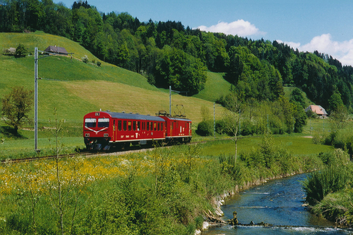 RM/VHB:  WASENPENDEL  mit dem De 4/4 236 auf der Fahrt nach Sumiswald im April 1994.
Dieser Pendel ist aus zwei EBT BDe 2/4 Triebwagen und einem ausrangierten SBB Personenwagen mit Mitteleinstieg entstanden.
Foto: Walter Ruetsch