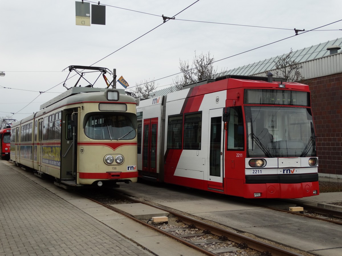 RNV 156 und RNV 2211 (Wackeldackel) am 28.03.15 in Depot Ludwigshafen im Rahmen einer IGN Sonderfahrt 