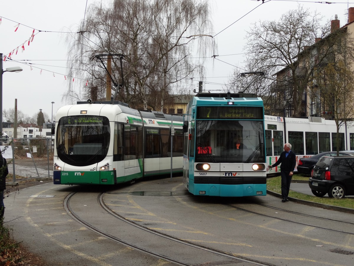 RNV Bombardier Variobahn 2215 (RNV6) (ex VBL) und RNV GT6N 5067 (Wackeldackel) am 28.03.15 in Ludwigshafen