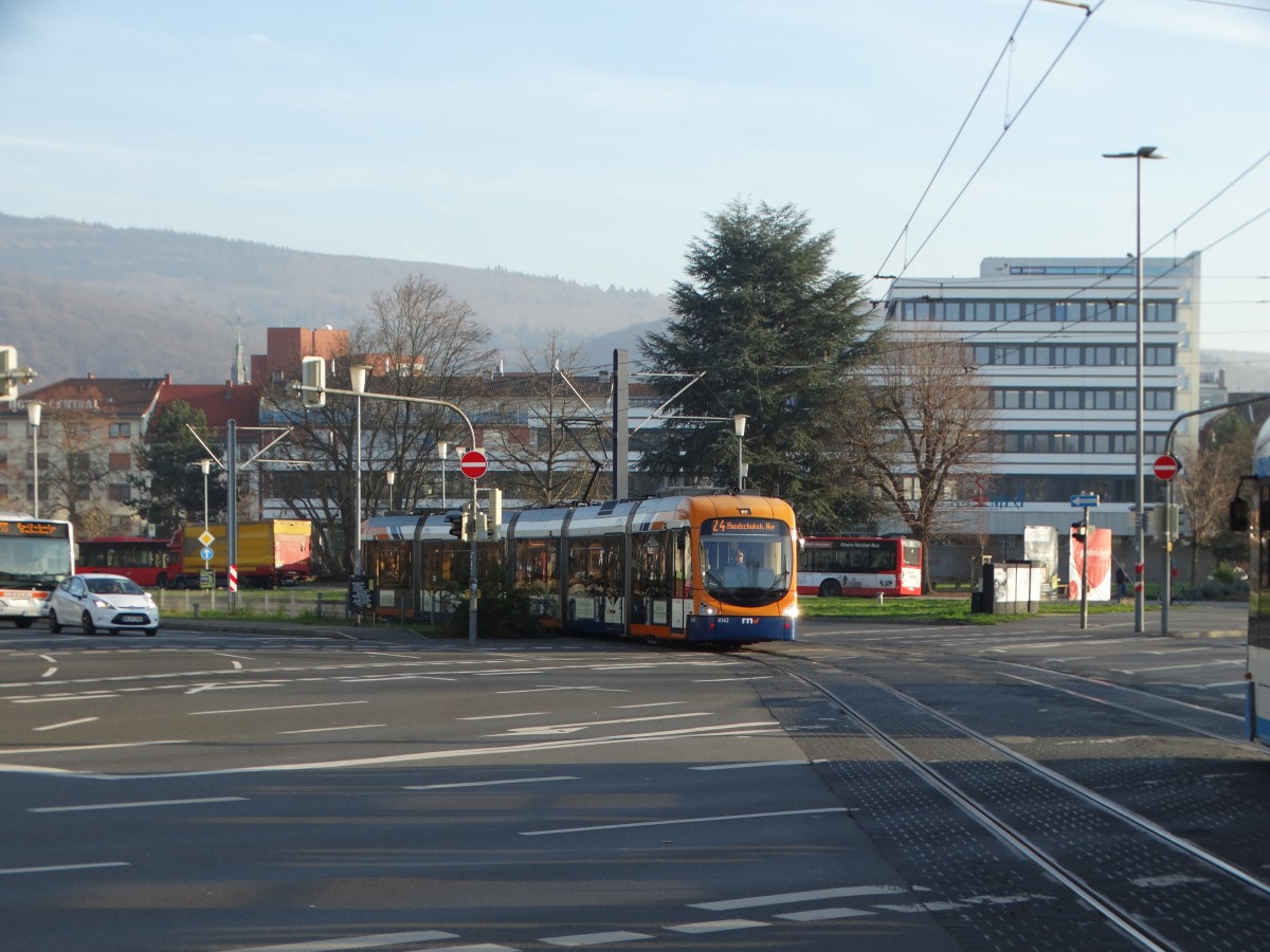 RNV Bombardier Variobahn 4142 (RNV6) am 10.12.15 in Heidelberg