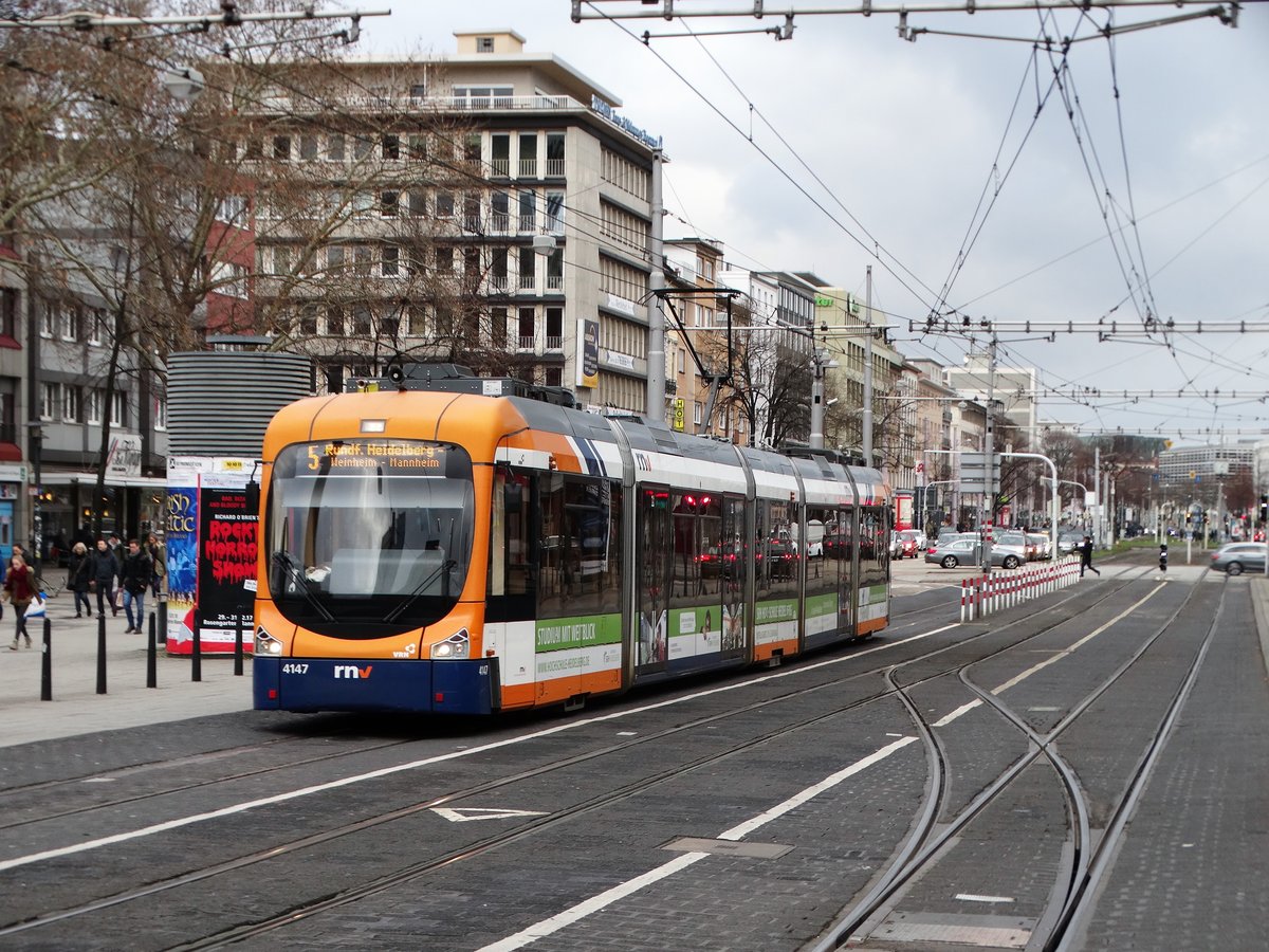 RNV Bombardier Variobahn 4147 (RNV6) am 16.12.17 in Mannheim Hauptbahnhof auf der Linie 5