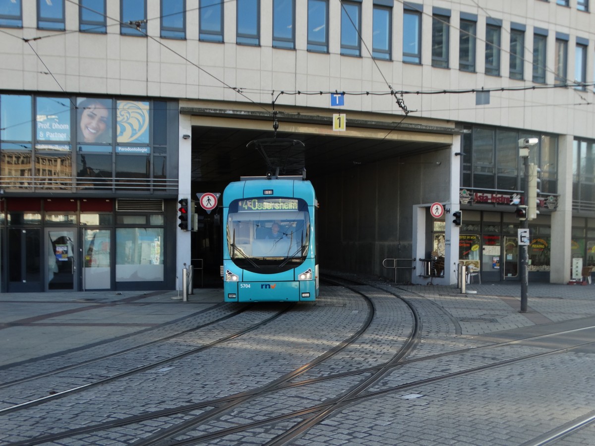 RNV Bombardier Variobahn 5704 in Ludwigshafen Berliner Platz am 19.12.15 