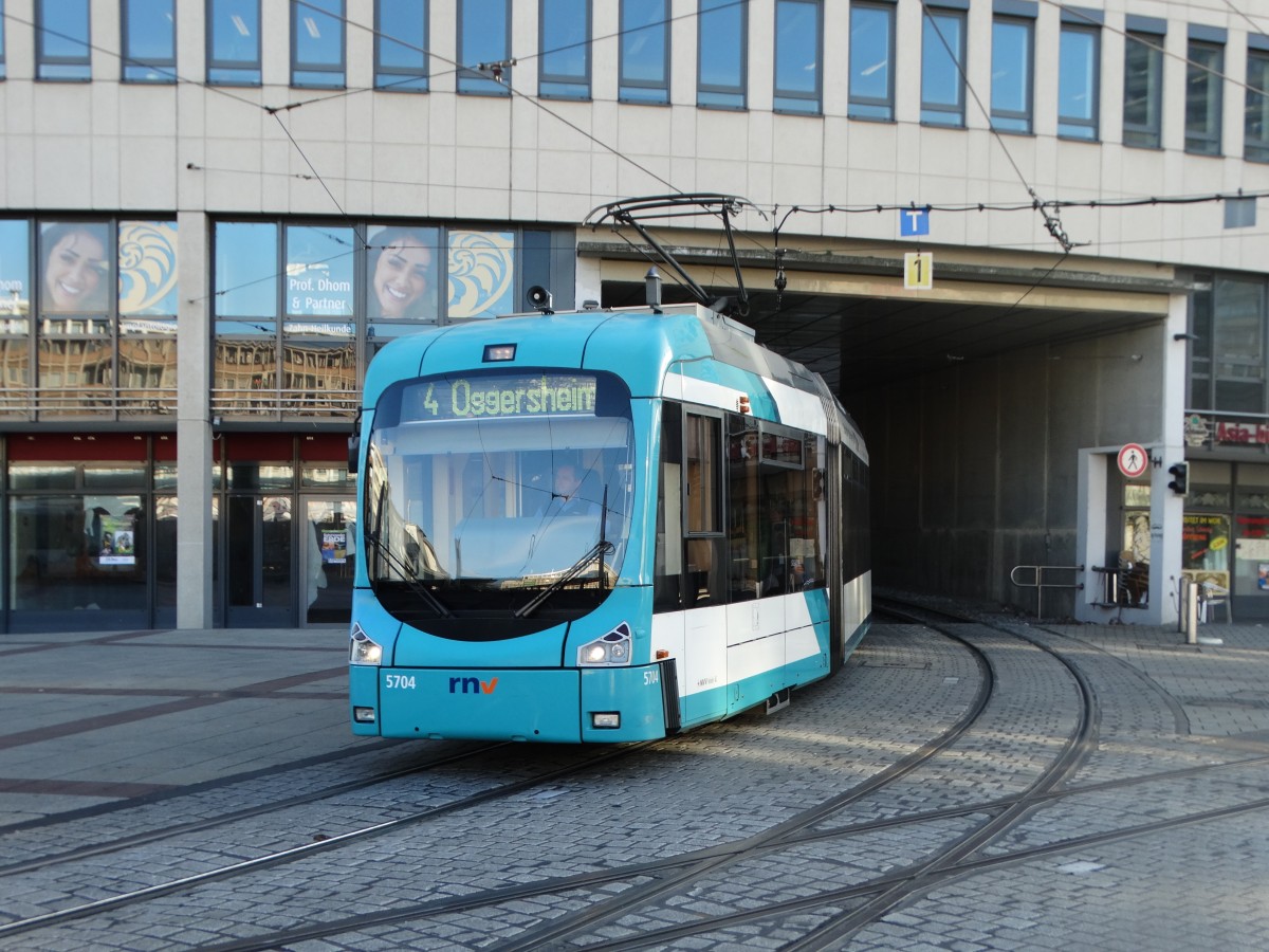 RNV Bombardier Variobahn 5704 in Ludwigshafen Berliner Platz am 19.12.15