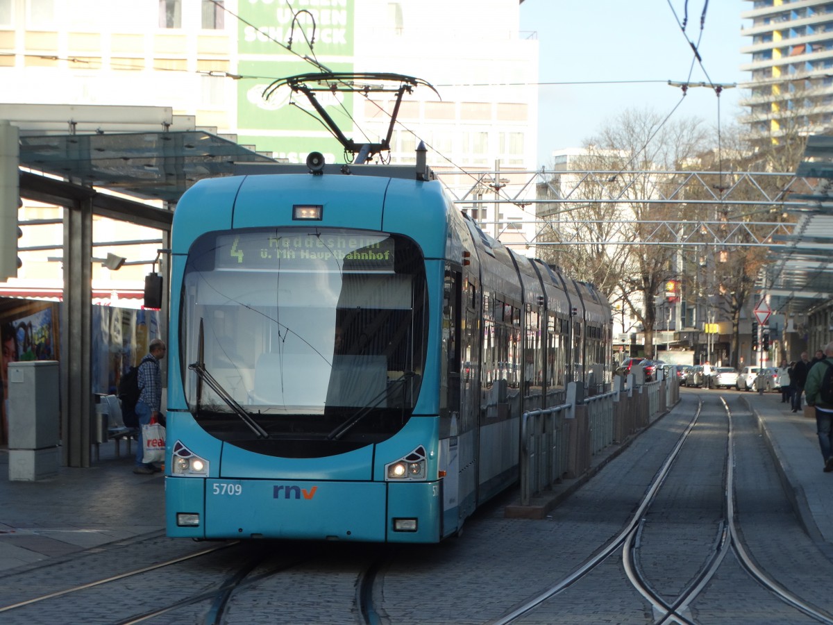 RNV Bombardier Variobahn 5709 (RNV8) am 19.12.15 in Ludwigshafen 