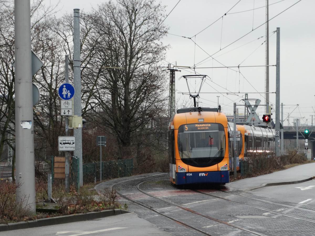 RNV Bombardier Variobahn 5762 und 4134 befahren gerade die OEG Strecke am Heidelberger Hbf am 27.02.15 
