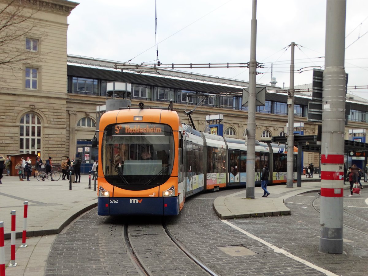RNV Bombardier Variobahn 5762 (RNV8) am 16.12.17 in Mannheim Hauptbahnhof auf der Linie 5A