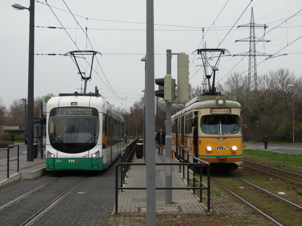 RNV Bombardier Variobahn (RNV6) (ex VBL) 2221 trift auf RNV RHB 1017+1057 am 28.03.15 in Ludwigshafen Oppau