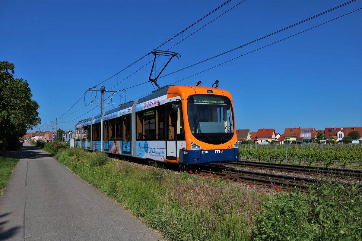 RNV Bombardier Variobahn RNV6 Wagen 2220 am 16.05.20 bei Ellerstadt RHB