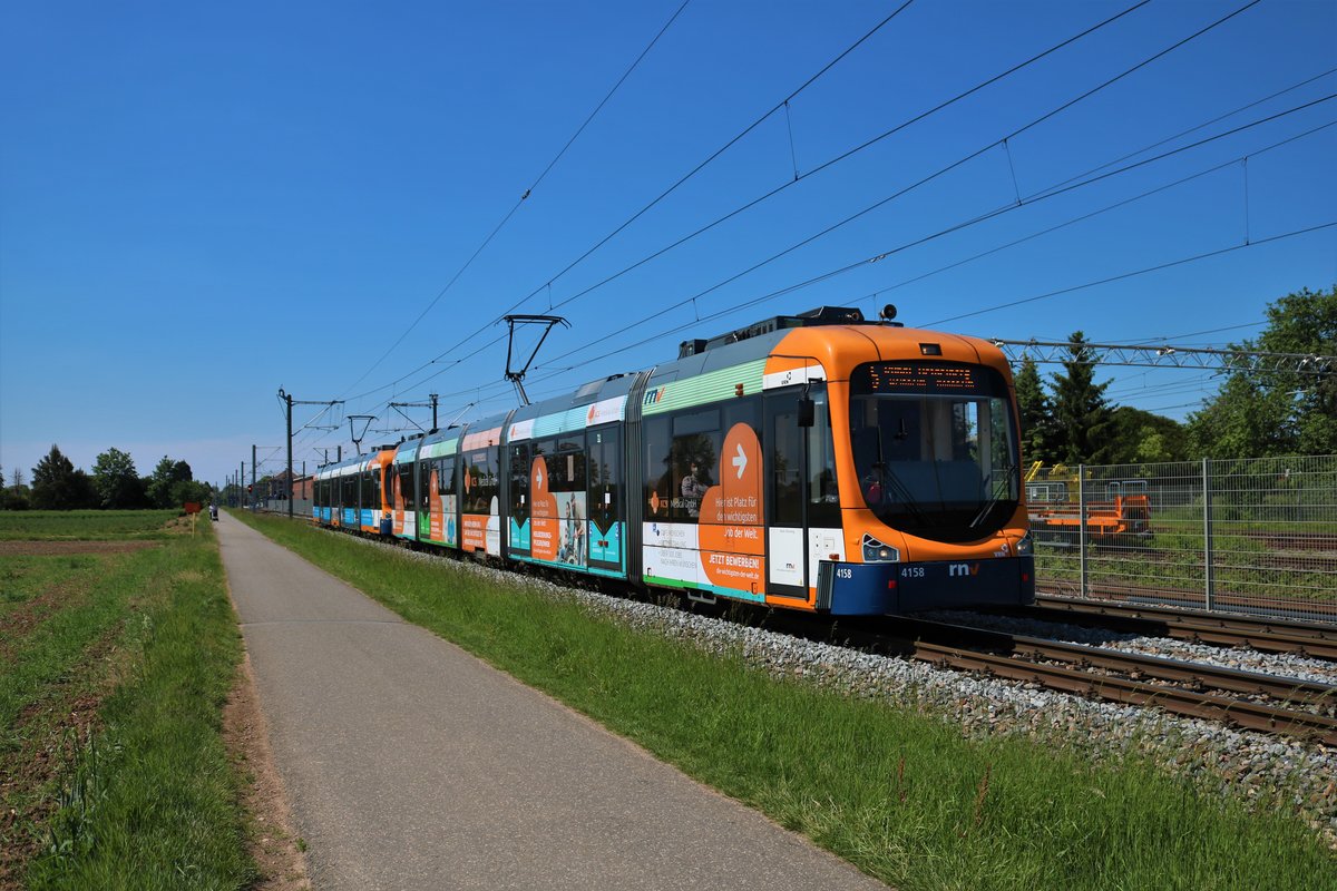 RNV Bombardier Variobahn RNV6 Wagen 4158 Doppeltraktion am 16.05.20 bei Edingen OEG 