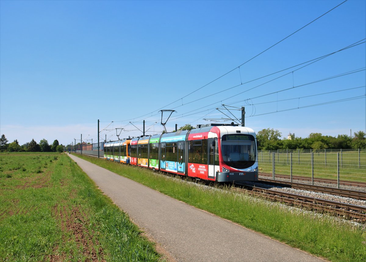 RNV Bombardier Variobahn RNV6 Wagen 4128 Doppeltraktion am 16.05.20 bei Edingen OEG 