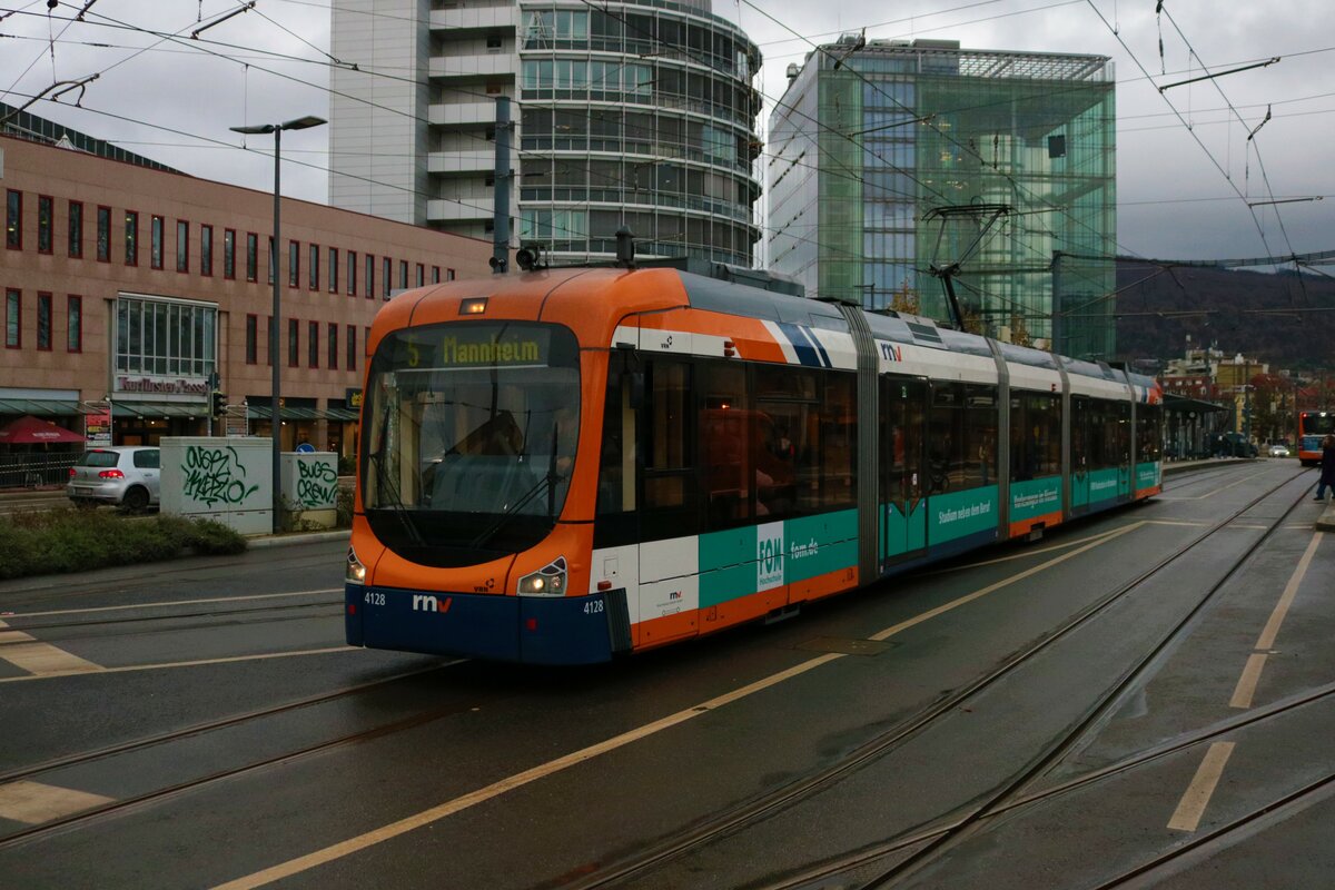 RNV Bombardier Variobahn RNV6 Wagen 4128 am 21.12.22 in Heidelberg Hbf Vorplatz