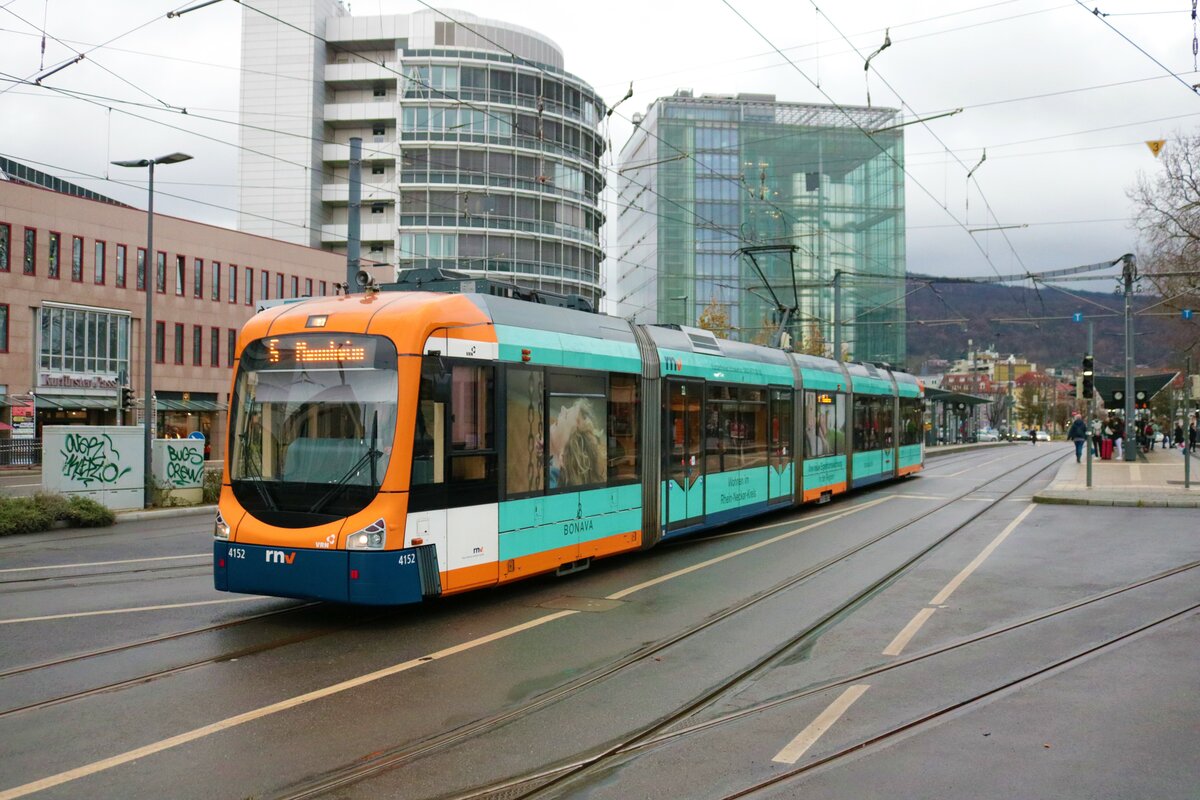 RNV Bombardier Variobahn RNV6 Wagen 4152 am 21.12.22 in Heidelberg Hbf Vorplatz